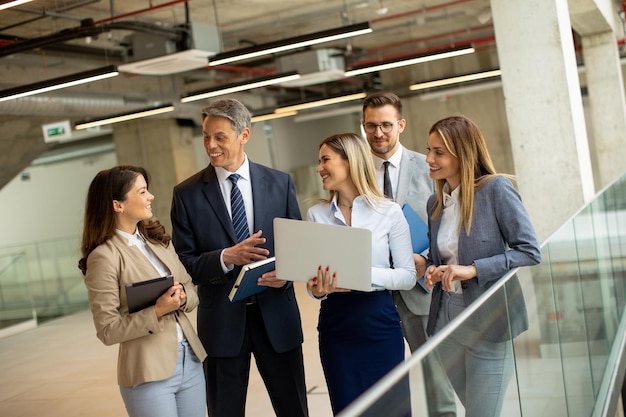 Junges Startup-Team arbeitet im Bürokorridor