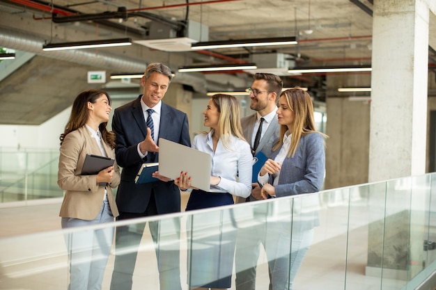 Junges Startup-Team arbeitet im Bürokorridor