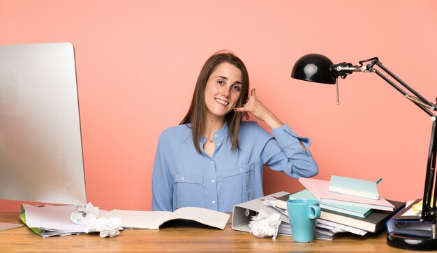 Junges Studentenmädchen, das Telefongeste macht. Rufen Sie mich zurück zu unterzeichnen