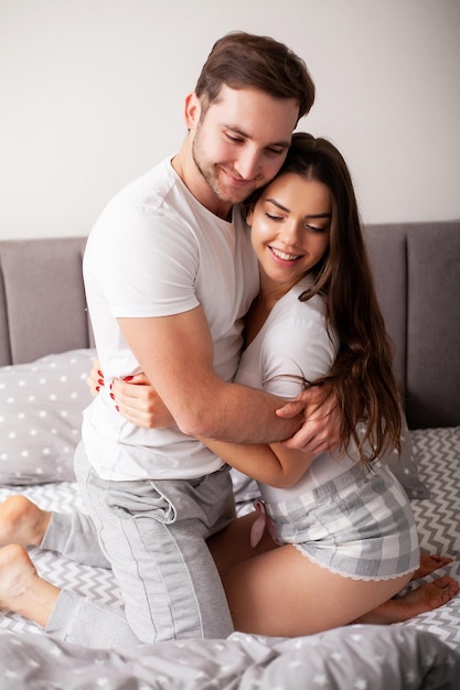 Junges süßes Paar zusammen im Bett