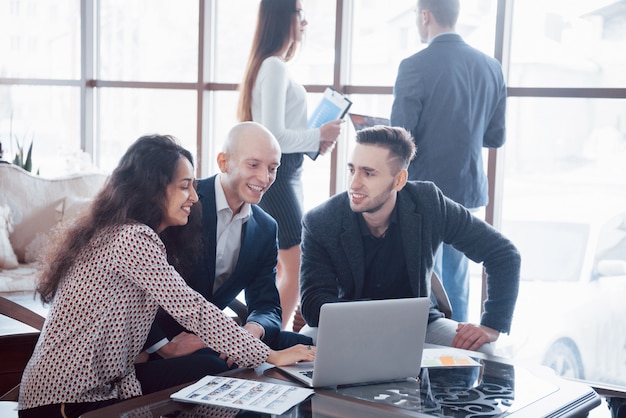 Junges Team von Mitarbeitern, die große Geschäftsdiskussion im modernen Büro machen. Teamwork Menschen Konzept