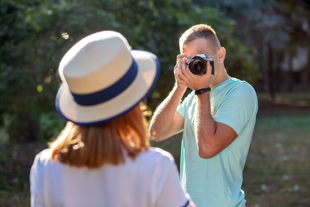 Junges Teenagerpaar, das Fotos macht