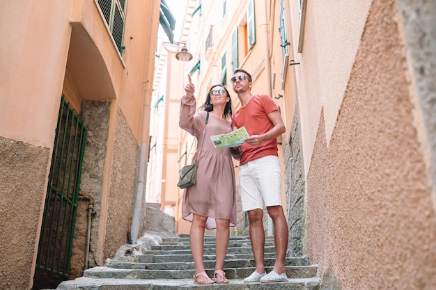 Junges Touristenpaar, das an europäischen Feiertagen im Freien im italienischen Urlaub in den Cinque Terre reist