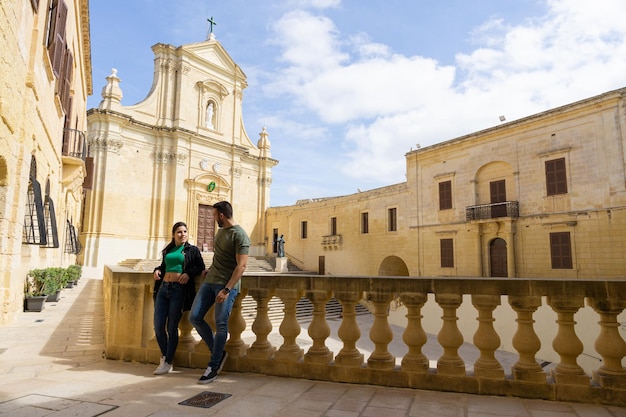 Junges Touristenpaar, das die Zitadelle auf Gozo in Malta besucht