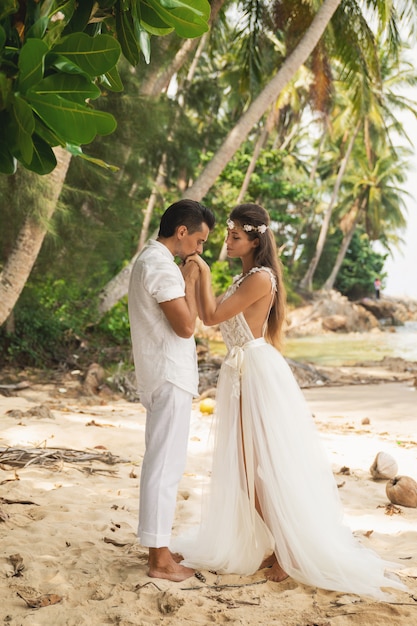 Junges und schönes Paar feiert Hochzeit am Strand