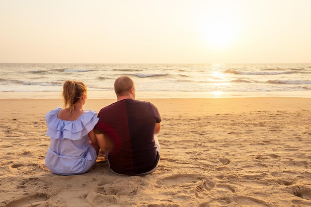 Junges verliebtes Paar am Strand 14. Februar St. Valentinstag Sonnenuntergang Goa Indien Urlaubsreise Reise Neujahr in einem tropischen Land Freiheitskonzept