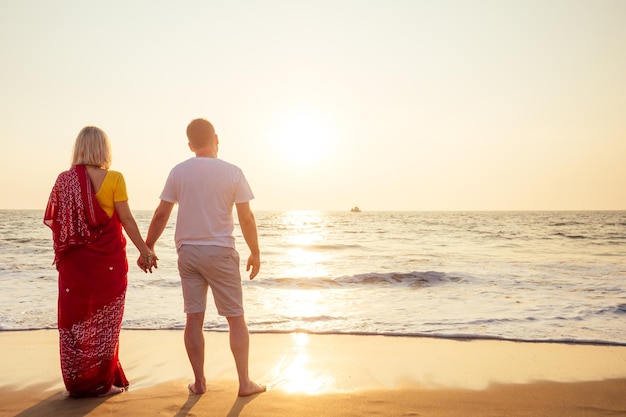 Junges verliebtes Paar am Strand 14. Februar St. Valentinstag Sonnenuntergang Goa Indien Urlaubsreise Reise Neujahr in einem tropischen Land Freiheitskonzept