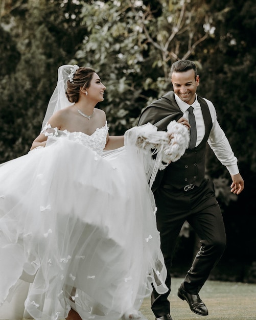 Junges verliebtes Paar, Bräutigam und Braut im Hochzeitskleid bei der Naturhochzeit