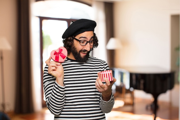 Junges verrücktes Mann Valentinstagkonzept