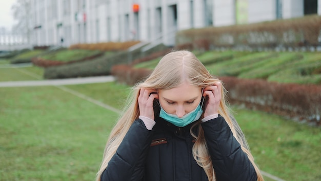 Junges weibliches Gefühl gerettet durch Aufsetzen der medizinischen Gesichtsmaske