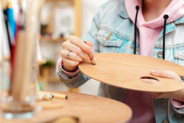 Junges weibliches Künstlermalereibild im Studio