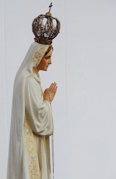 Jungfrau-Maria-Statue an einer weißen Wand