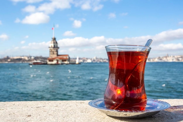 Jungfrauenturm (Kiz Kulesi) und türkischer Tee