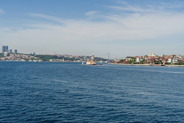 Foto jungfrauenturm und bosporus-brückenpanorama der stadt istanbul