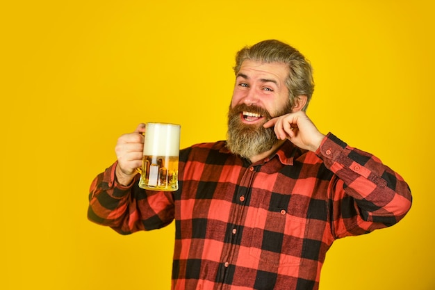 Junggesellentag Hipster trinkt Bier Reifer bärtiger Typ hält Bierglas Prost Toast Feiertagsfeier Schmecken Sie Ihrer Fantasie Alkoholiker Durstiger Mann trinkt Bier in der Kneipenbar Bier mit Schaum