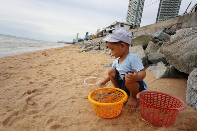 Jungs spielen am Strand