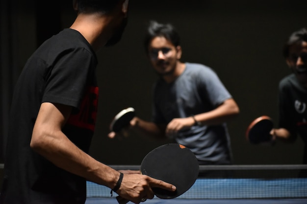 Jungs spielen Tischtennis