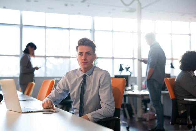 Jungunternehmer, Freiberufler, der mit einem Laptop und im Coworking Space arbeitet