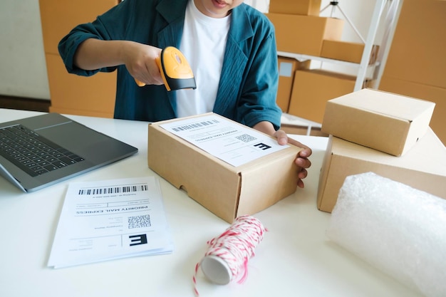 Jungunternehmer scannen Online-Bestellbox