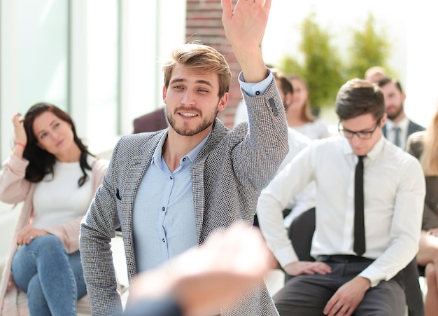 Jungunternehmer stellt während eines Business-Seminars eine Frage