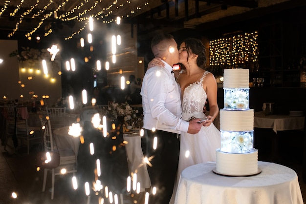 Foto jungvermählte schneiden und schmecken glücklich den hochzeitskuchen