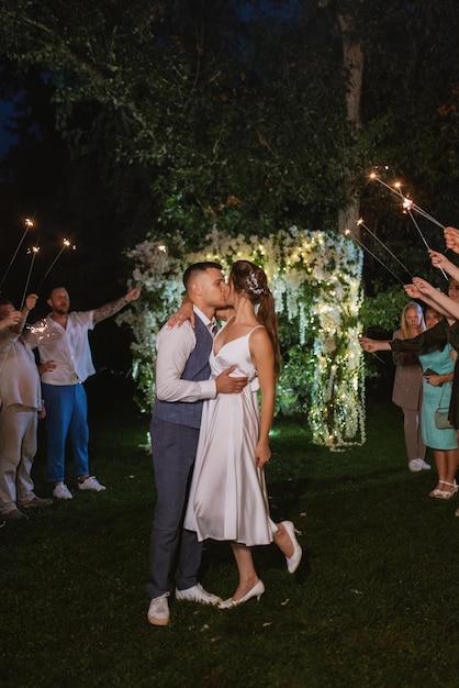 Jungvermählten bei einer Wunderkerzenhochzeit