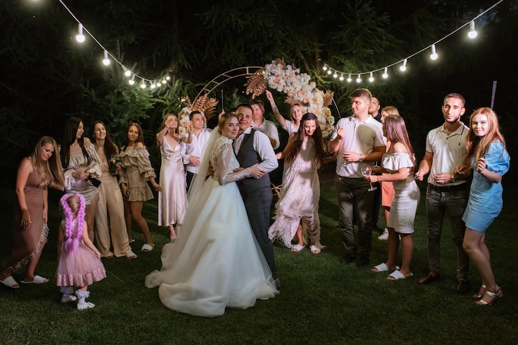 Foto jungvermählten bei einer wunderkerzenhochzeit