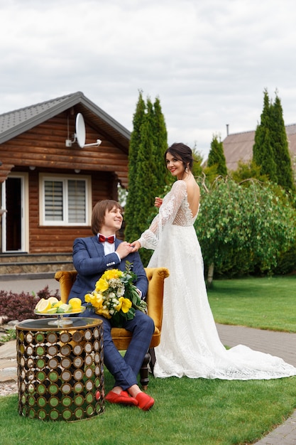 Jungvermählten, die für eine Hochzeit aufwerfen