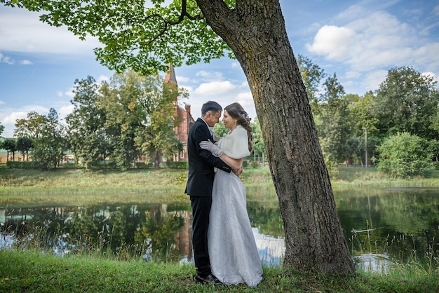 Jungvermählten im Park im Sommer