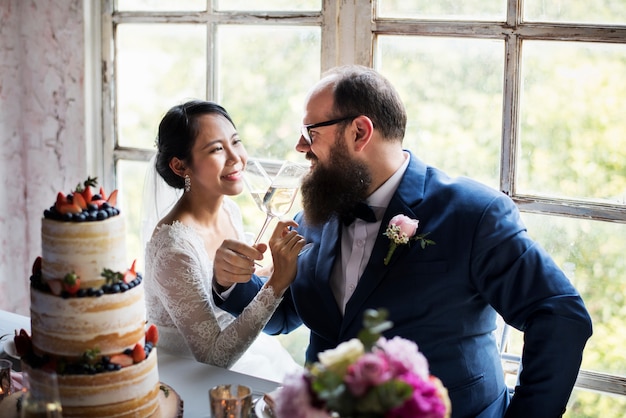 Jungvermählten-Paar-Arme gekreuzter trinkender Champagne-Hochzeitsempfang