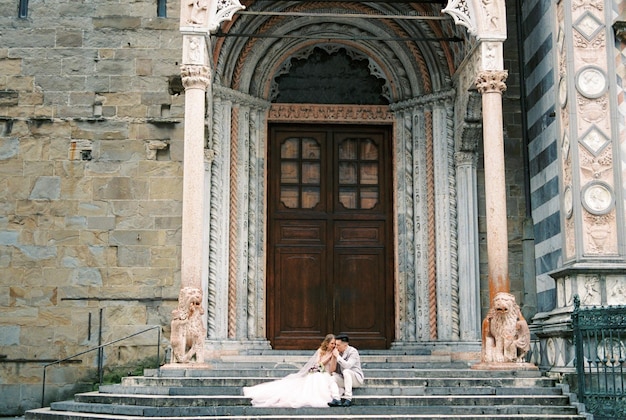 Jungvermählten sitzen auf den Stufen der Kirche Bergamo Italien