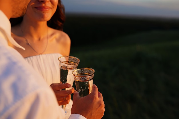 Jungvermählten überprüfen Champagnergläser. Hochzeitsgläser mit Champagner