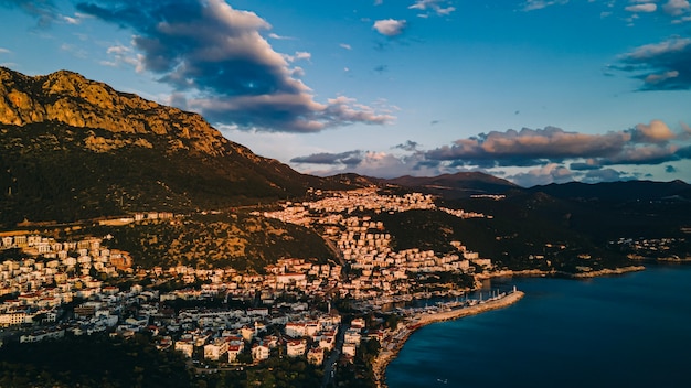 Junho de 2020. antalya, turquia. vista aérea do kas, antalya. a foto foi tirada por dji mavic air 2.