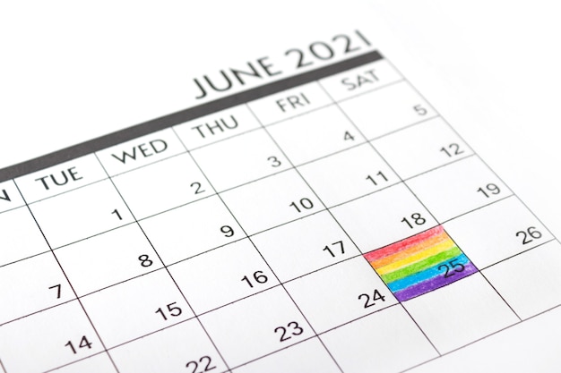 Juni ist der Tag der Regenbogenflagge, der im Kalender die symbolischen Farben der Flagge gemalt hat