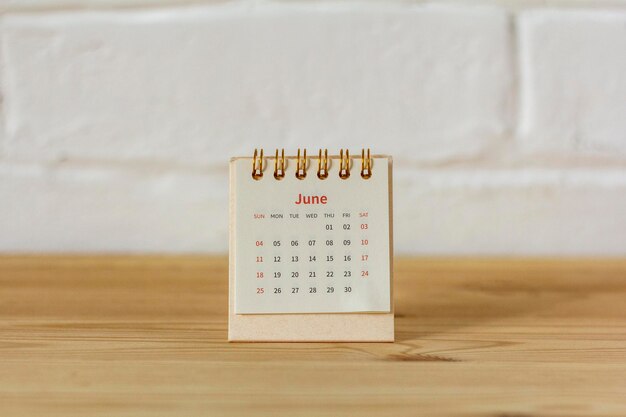 Junio de 2023 en el calendarioCalendario de escritorio para planificar sobre la mesa