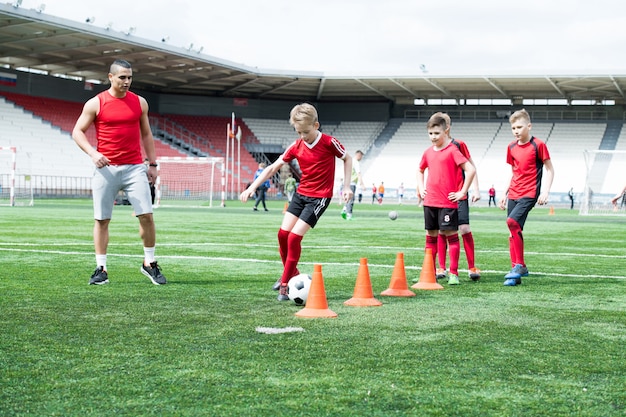 Junior Football Team macht Übung