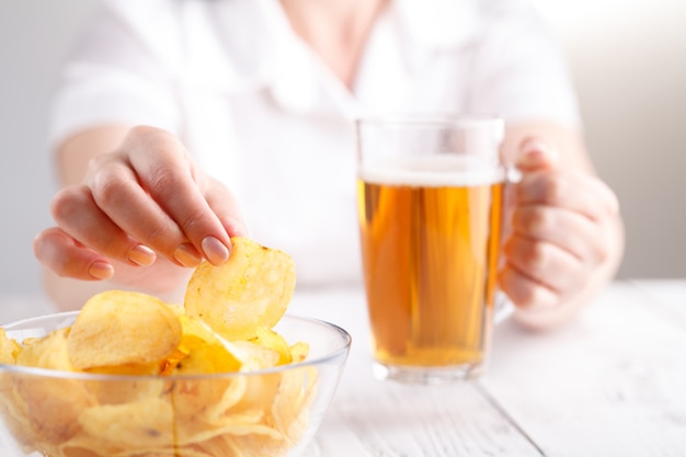 Junk comida pouco saudável, pilha de batata chipa em prato grande