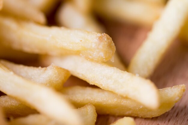 Junk-Food, Fast Food und Esskonzept - Nahaufnahme von Pommes Frites auf dem Tisch