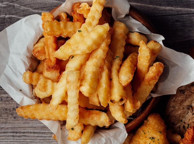 junk food na mesa de madeira