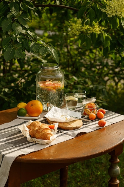 Junket de verano al aire libre Croissant de queso y bayas al aire libre