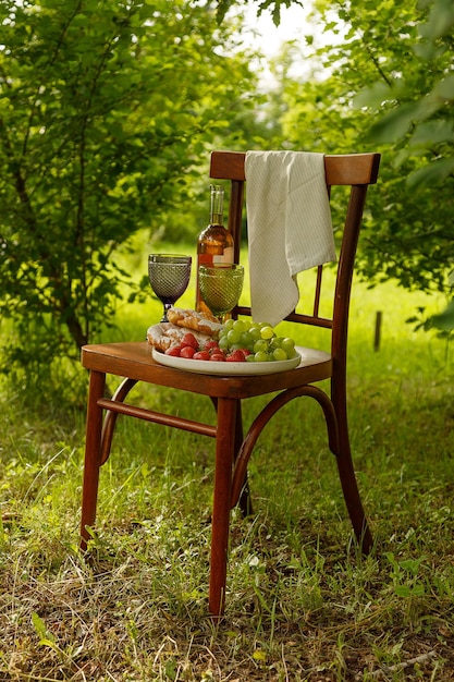 Junket de verano al aire libre Croissant de queso y bayas al aire libre