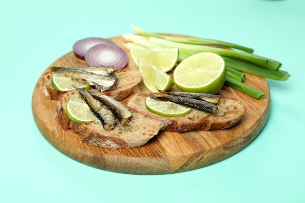 Junta con bocadillos con espadines sobre fondo de menta