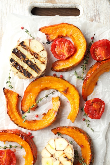 Junta con calabaza al horno y especias, vista superior.