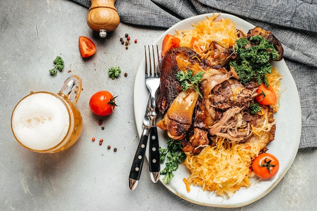 Junta de porco assada eisbein com chucrute e cerveja Prato tradicional da cozinha alemã schweinshaxe