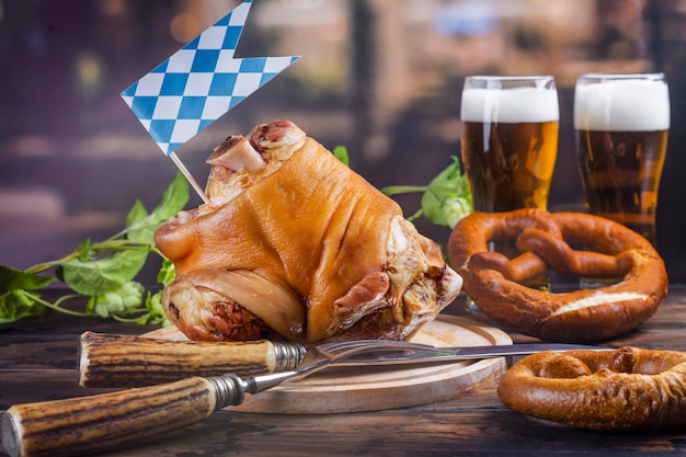 Foto junta de porco, cerveja e pretzels