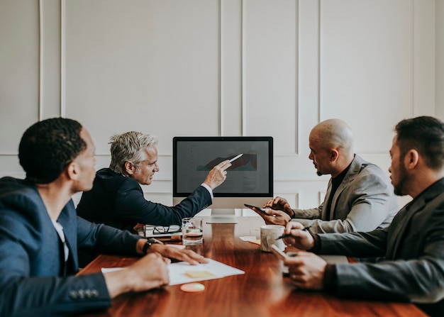 Junta directiva discutiendo el crecimiento empresarial en informática