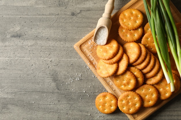 Junta con galletas saladas, sal y cebolla