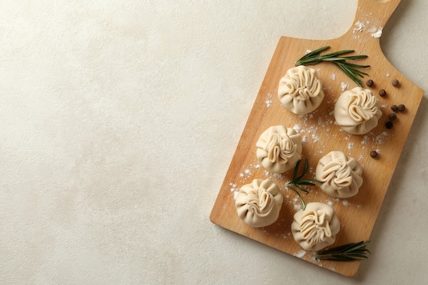 Junta con khinkali, especias y harina en la mesa con textura blanca