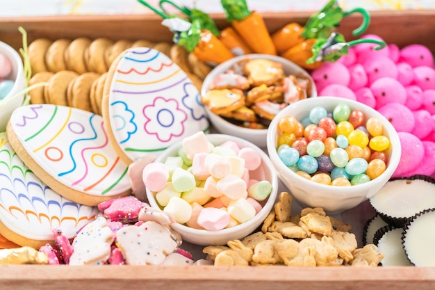 Junta de montaje de charcutería con dulces de Pascua, galletas y malvaviscos