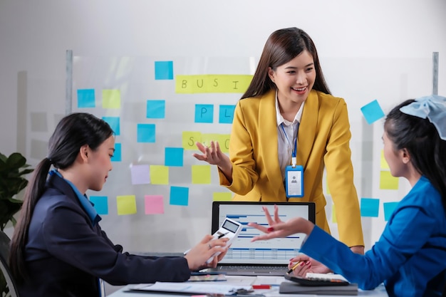 Junta de negocios y mujer asiática con planificación de presentaciones y explicar el proceso en un taller Presentadora y oradora femenina escribiendo lluvia de ideas y motivación con crecimiento de ganancias y mentor